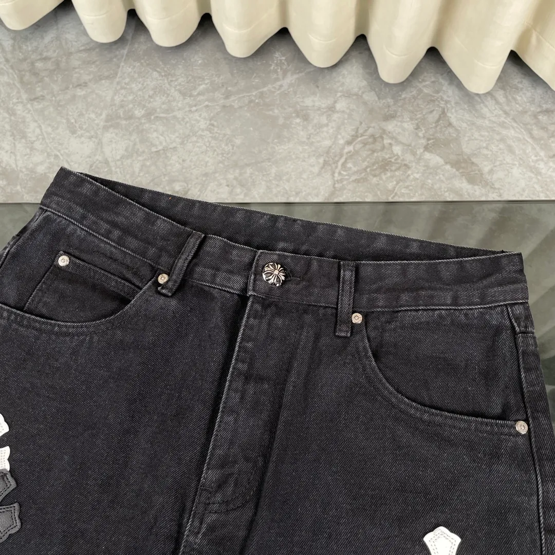 🅿️280 original development, hardware customization, chrome hearts Chengdu limited, new city limited jeans, Chrome Hearts city limited jeans, vintage levis, American-made 501 black and gray base version, Levi's American-made 501 base version, imported sheepskin, 925 silver jewelry remake [Top heavy industry fashionable design] Consistently made in high street luxury style. Speaking of this style, the Zangyin family and GU family are definitely the leading representative brands. Especially the Zangyin family has really achieved a state-of-the-art effect in creating high street style. The unique washed material is used to create this style. The color system is quite eye-catching. It is decorated with patchwork cross flowers, which cleverly highlights the charm of the brand. Secondly, this style uses classic The high-waist cutting design highlights the long legs and fashionable temperament of the upper body. The brand is highly recognizable and the slim fit configuration is more suitable for daily wear. It is a product that interprets personality, fashion, and specifications at a glance. This single product is enough to make any fan excited. It can be a white T-shirt for youthful preppy style, or a tight suspender for lady style. It has strong matching ability and can be easily controlled by men.  [Material and craftsmanship] Needless to say, this point goes without saying. As an excellent craftsman brand, Zangyin has really perfect requirements for details and craftsmanship. The washed color of this model has gone through so many processes, not to mention the embellishment of the denim appliqués. It is also purely handmade and sewn. Just like what they believe in, only handmade things have soul and have the meaning of wear. A top-notch heavy-duty fashionable denim item, I look forward to your perfect interpretation! !